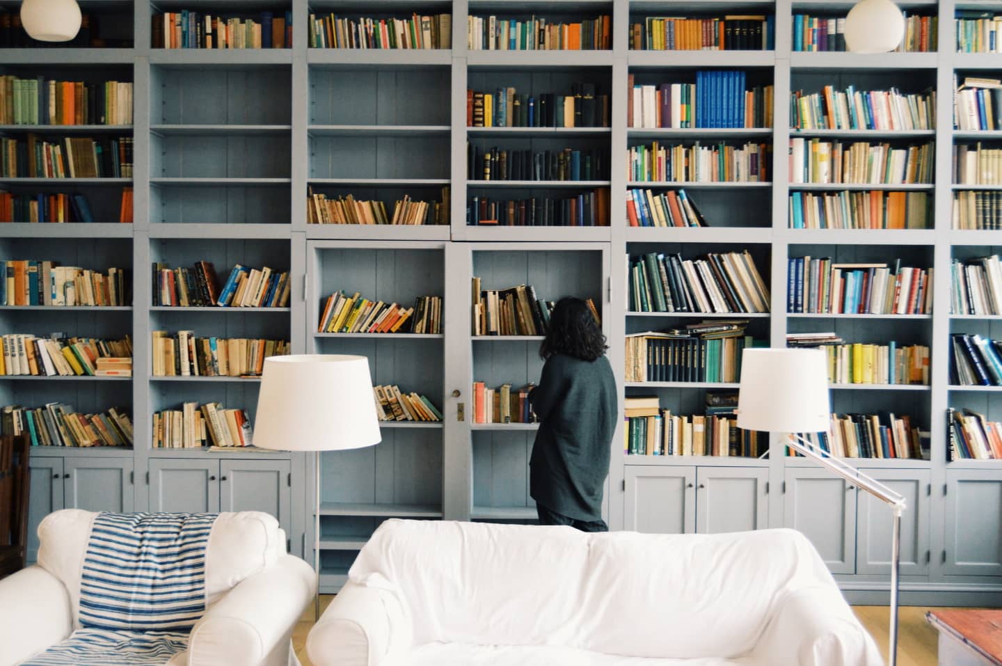 bibliothèque avec beaucoup de livres 