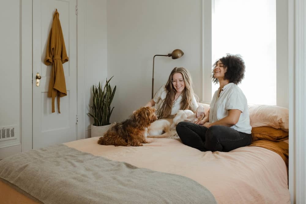 2 filles avec un chien appartement
