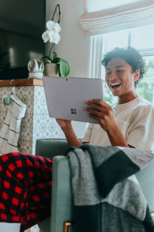 fille avec tablette recherche appartement