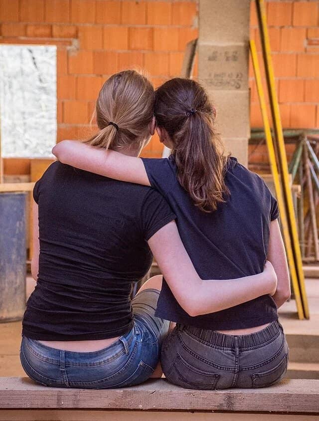couple filles dans appartement